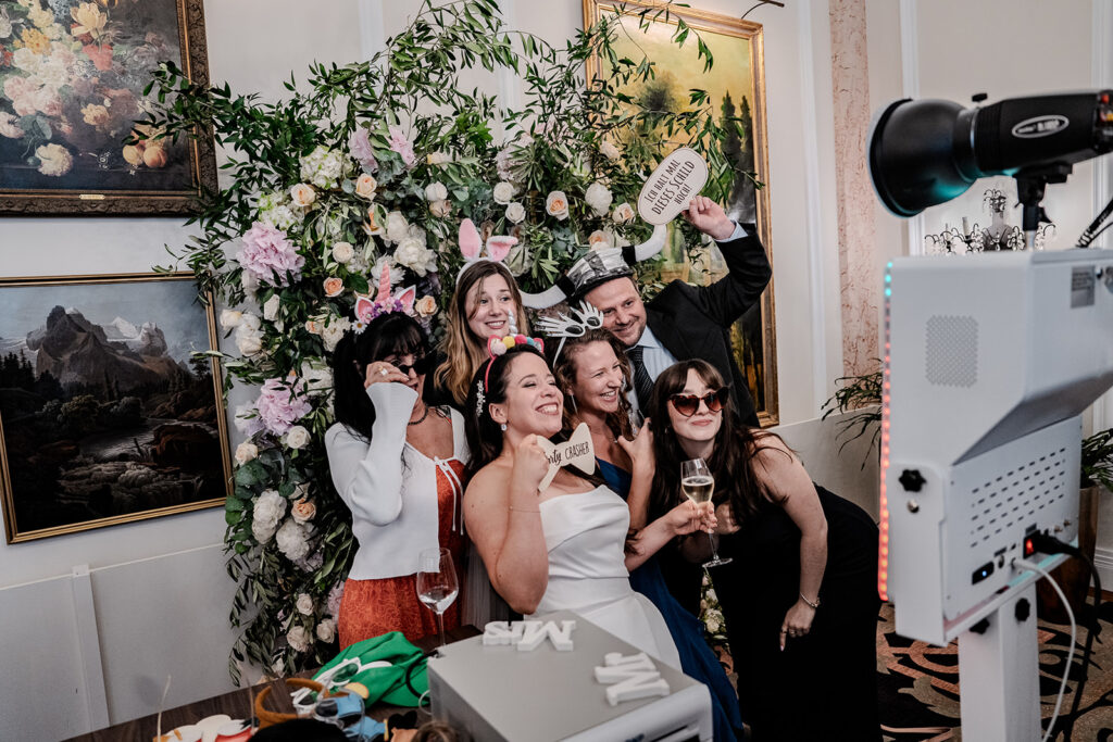 Ausgelassene-Stimmung-an-der-Hochzeits-Fotobox