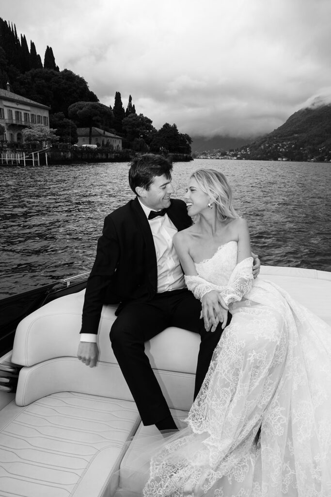 Gluckliches-Brautpaar-auf-einer-Bootsfahrt-am-Comer-See.jpg
