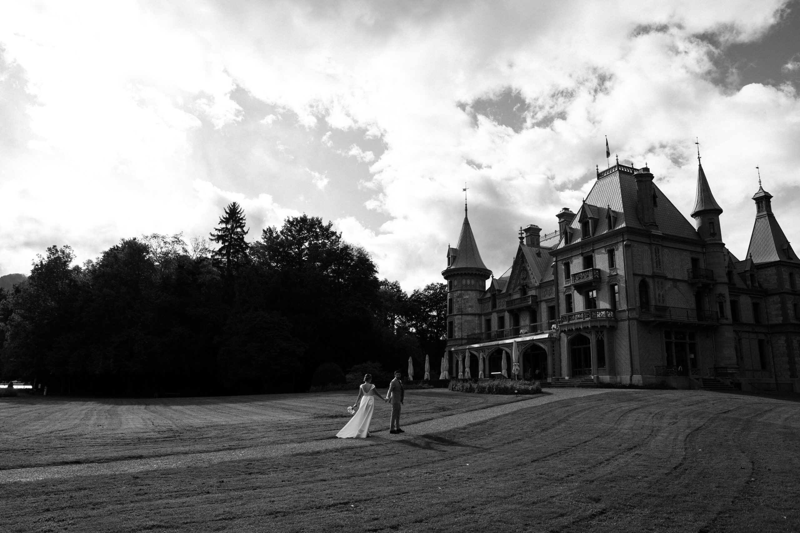 Zaertliche-Umarmung-des-glucklichen-Brautpaares