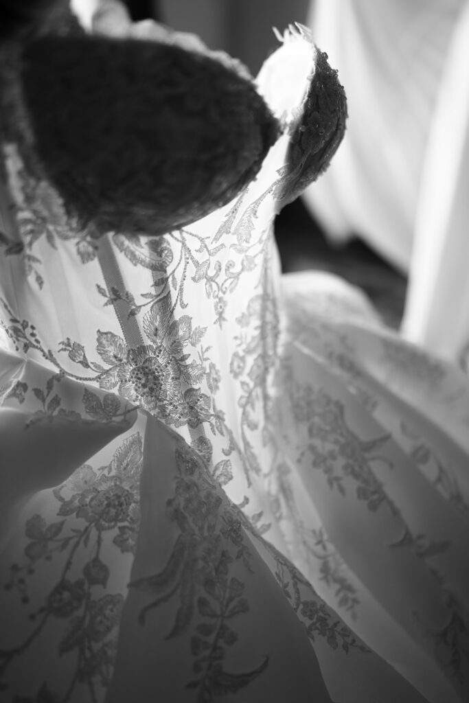 Detailaufnahme-eines-eleganten-Spitzenbrautkleides