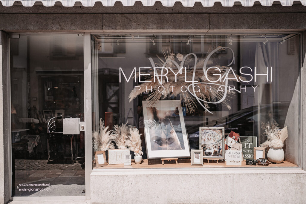Schaufenster-des-Fotostudios-Meryl-Gashi-Photography.jpg