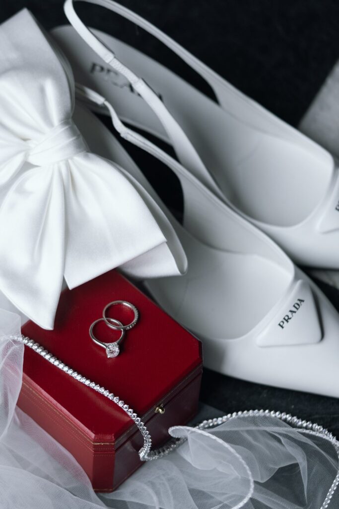 Wedding1 Fotoshooting: Bride mit Hochzeitskleid, Schuhen und Ring in einer Eifelbeutte im Hintergrund, Stimmung der Szene ist Liebe und Romantik.